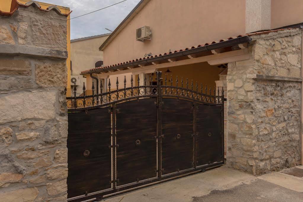 Mimoza Old Town Pula Apartments מראה חיצוני תמונה